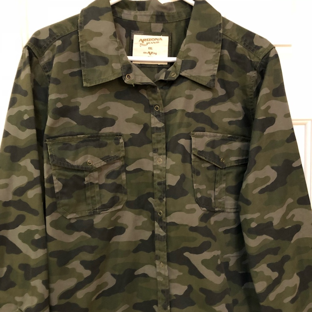 Women’s military style shacket, olive green/camouflage/camo. Size XXL NWT.